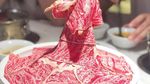 Ini Meat Barbie, Boneka dengan Gaun Irisan Daging Populer di Resto Hotpot