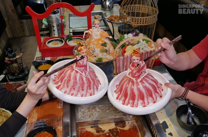 Ini Meat Barbie, Boneka dengan Gaun Irisan Daging Populer di Resto Hotpot Ini Meat Barbie, Boneka dengan Gaun Irisan Daging Populer di Resto Hotpot