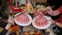 Meski tidak sepopuler dulu, Meat Barbie tetap masih jadi menu populer di resto hotpot di berbagai negara.  Foto: Site Culinary/Visual