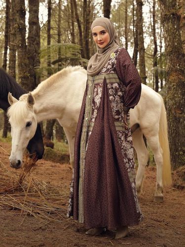 Inspirasi Baju Lebaran dengan Gamis dari Selebriti