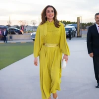 Ratu Rania mengadakan jamuan iftar di Madaba untuk bertemu dengan para wanita inspiratif di distrik tersebut. Kali ini ratu berusia 54 tahun itu tampil elegan dalam balutan kaftan kuning mustard rancangan desainer Afrika Selatan, Thebe Magugu. Brand Bottega Veneta kembali menjadi pilihannya yaitu clutch putih untuk melengkapi penampilannya. Foto: Dok. Instagram queenrania