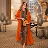 Masih dalam rangkaian menghadiri acara buka bersama, kali ini Ratu Rania bertemu dengan anak-anak muda inspiratif Yordania. Dalam iftar yang digelar di Istana All Husseniya ini, Ratu Rania tampil cantik dan memesona dalam balutan busana dari desainer Lebanon, Sarah’s Bag. Sang ratu memadukan abaya dengan maxi dress motif tribal.  Foto: Dok. Instagram queenrania