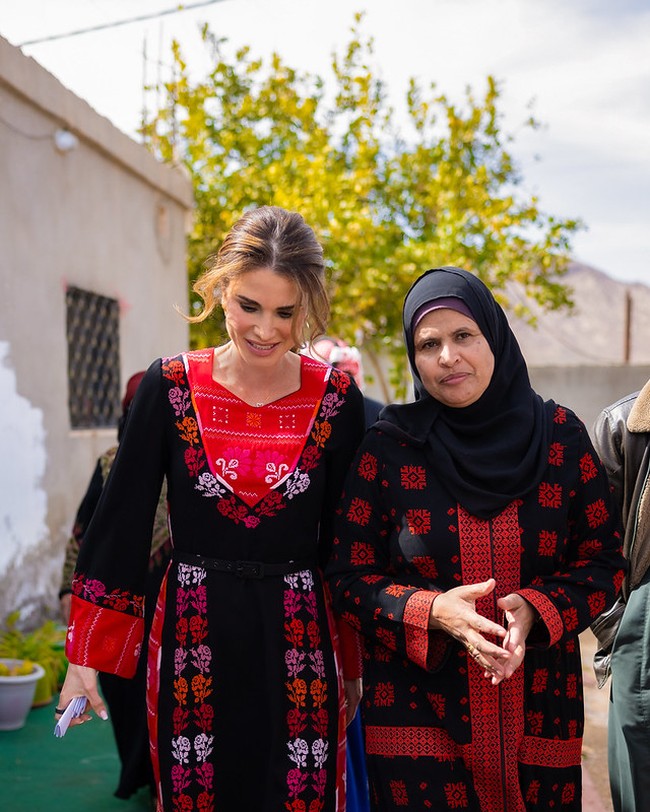 Ratu Rania memulai Ramadan dengan mengunjungi Al-Quwayrah, salah satu distrik di Aqaba, Yordania. Mengenakan gamis hitam dengan detail merah dan sulaman, sang ratu berbaur dengan para ibu di Al Quwayrah. Foto: Dok. Instagram queenrania