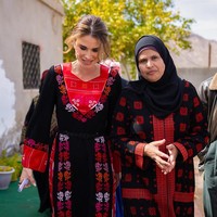 Ratu Rania memulai Ramadan dengan mengunjungi Al-Quwayrah, salah satu distrik di Aqaba, Yordania. Mengenakan gamis hitam dengan detail merah dan sulaman, sang ratu berbaur dengan para ibu di Al Quwayrah. Foto: Dok. Instagram queenrania