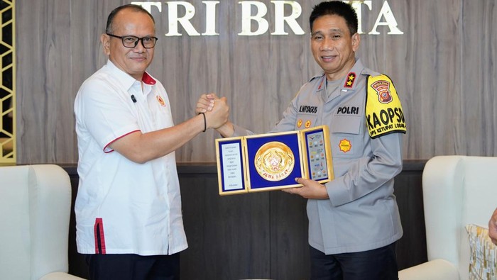 Irjen Akhmad Wiyagus dianugerahi gelar Tokoh Olahraga Jawa Barat oleh Komite Olahraga Nasional Indonesia (KONI) Jawa Barat.