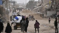 Militer Israel telah memerintahkan warga Palestina untuk mengungsi dari Gaza timur, termasuk sebagian besar wilayah utara seperti Beit Hanoun, yang mengindikasikan kemungkinan operasi darat baru. (AP Photo/Abdel Kareem Hana)  