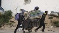 Israel melancarkan serangan udara besar-besaran ke Gaza, menewaskan ratusan orang dan menghancurkan banyak bangunan. (AP Photo/Jehad Alshrafi)  