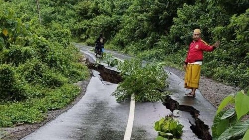 Jalan kabupaten penghubung dua desa di Kecamatan Sekotong, Lombok Barat, NTB, nyaris amblas. Akibatnya dua aktivitas warga Desa Taman Baru dan Buwun Mas terganggu. (Dok. Muhammad Muhajirin, warga Dusun Lemer, Desa Buwun Mas)