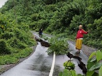 Jalan Penghubung Dua Desa di Sekotong Nyaris Amblas Akibat Hujan Deras