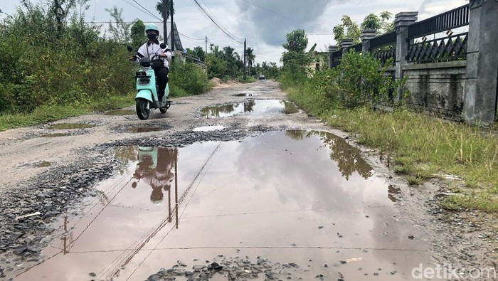 Warga Gang Menteng XIX, Kecamatan Jekan Raya mengirimkan surat terbuka kepada Wali Kota Palangkaraya. Mereka memohon adanya perbaikan jalan yang rusak dan berlubang parah.
