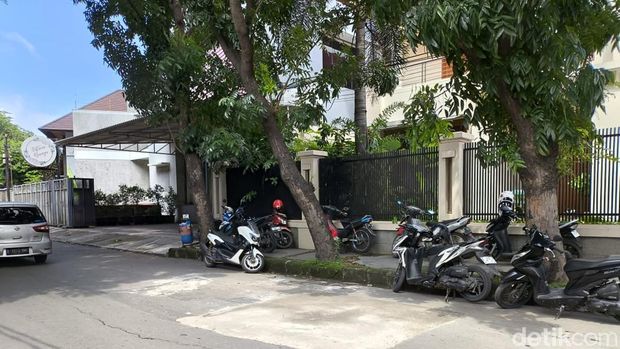 Jalan Sukalila Selatan yang kini kembali mulus dan Kondisi Jalan Sukalila selatan sebelum dibenahi