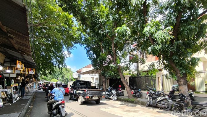 Jalan Sukalila Selatan yang kini kembali mulus dan Kondisi Jalan Sukalila selatan sebelum dibenahi