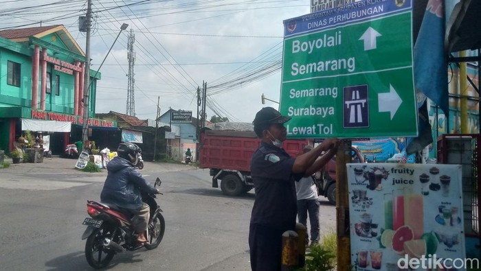 Petugas dishub Pemkab Klaten memasang rambu arah di simpang Ngupit.