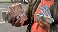 Untuk jasa penukaran, rata-rata dikenakan biaya tambahan sebesar Rp 25.000 untuk setiap penukaran Rp 100.000.
