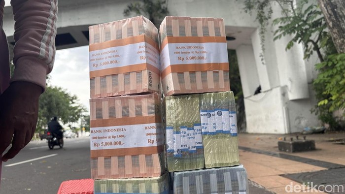 Jasa penukaran uang baru di Surabaya