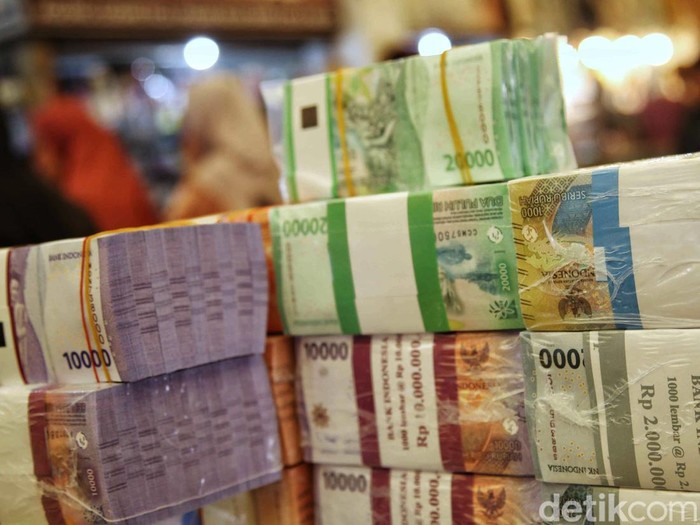 Jasa penukaran uang baru mulai marak menjelang lebaran. Seperti yang terlihat di Pasar Koja, Jakarta Utara, Jumat (21/3/2025).