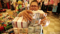 Menurut keterangan mereka, untuk penukaran uang baru mereka mengambil untung Rp15.000 untuk setiap gepoknya.