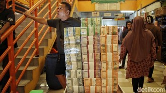 Tak Takut Dirampok, Jasa Tukar Uang Pinggir Jalan Dijaga 'Mata-mata'