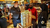 Warga yang memanfaatkan jasa tukar uang mengaku lebih ingin efisiensi dan tidak mengantre di bank atau kas keliling.