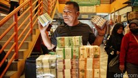 Jasa penukaran uang baru ini laku karena Lebaran identik dengan tradisi berbagi THR dengan keluarga.