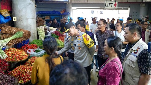 Kapolda Bali, Irjen Daniel Adityajaya, berdialog dengan pedagang saat Operasi Pasar Pangan Murah di Pasar Badung, Denpasar, Jumat (21/3/2025). (Dok. Polda Bali)