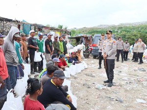 Kapolres Kediri Kota Beri Bantuan Warga di TPA Sampah Pojok