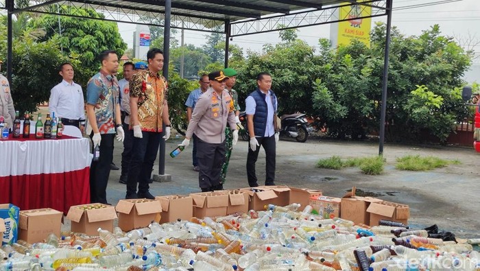 Kapolres Klaten, AKBP Nur Cahyo Ari Prasetyo, saat memusnahkan barang bukti hasil Operasi Pekat selama Ramadan 2025, Jumat (21/3/2025).