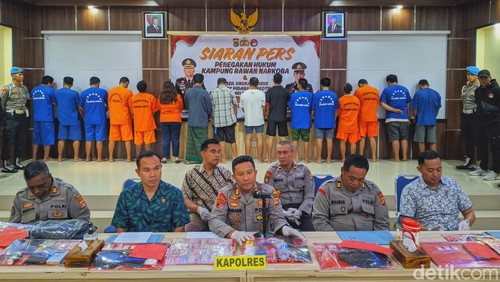 Kapolres Lombok Barat AKBP I Komang Sarjana saat konferensi pers penangkapan 16 pengedar dan kurir narkoba di Lombok Barat, Jumat (21/3/2025). (Ahmad Viqi/detikBali)