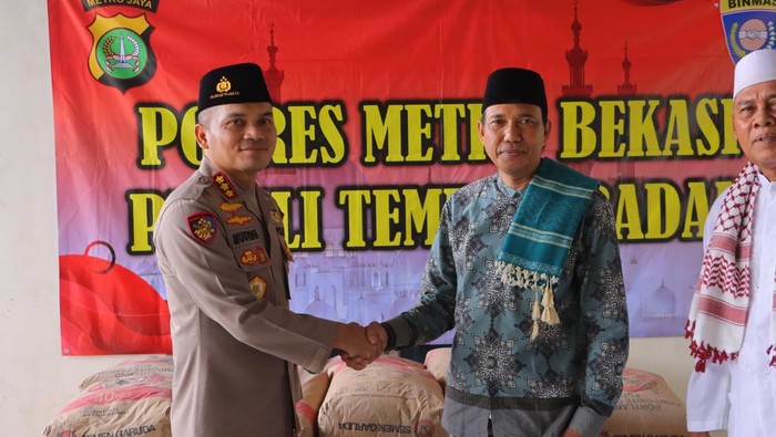 Kapolres Metro Bekasi Kombes Mustofa memberikan bantuan 50 sak semen untuk pembangunan masjid di Serangbaru.