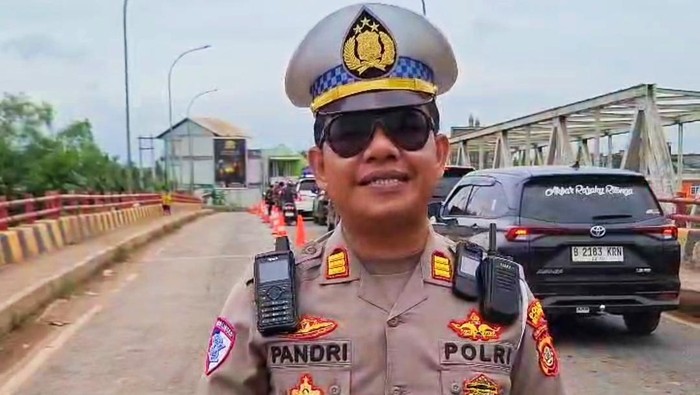 Kasat Lantas Polres Musi Banyuasin, AKP Pandi Pratama mengatur kemacetan di Jembatan Sungai Lilin Muba