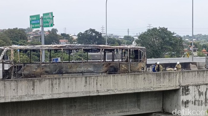 Penampakan bus PO Haryanto yang terbakar hingga menyisakan kerangka di tol simpang susun Krapyak, Semarang, Jumat (21/3/2025).