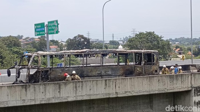 Penampakan bus PO Haryanto yang terbakar hingga menyisakan kerangka di tol simpang susun Krapyak, Semarang, Jumat (21/3/2025).