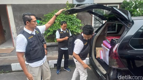 Kejaksaan Tinggi (Kejati) Bali menggeledah kantor Dinas Pekerjaan Umum dan Tata Ruang (PUTR) Buleleng, Jumat (21/3/2025). (Made Wijaya Kusuma)