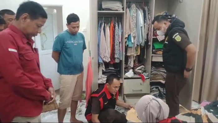 Kejari Bengkulu melakukan penggeledahan di 2 lokasi terkait dugaan korupsi bank daerah.