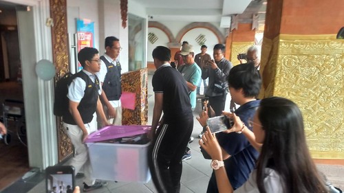 Kejati Bali menggeledah kantor DPMPTSP Buleleng, Jumat (21/3/2025). (Wijaya Kusuma/detikBali)