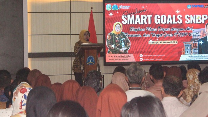 Kepala SMAN 2 Sidoarjo, Dr. Ristiwi Peni