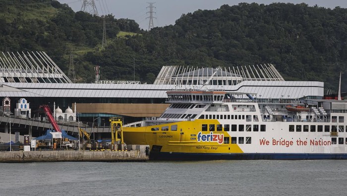 Pekerja dengan alat berat memperbaiki jembatan bergerak (moveable bridge) di Dermaga Eksekutif Pelabuhan Merak, Kota Cilegon, Banten, Jumat (21/3/2025). PT ASDP Indonesia Ferry Cabang Utama Merak memastikan kesiapan operasional pebuhan tersebut serta terus melakukan koordinasi dengan pihak terkait untuk kelancaran arus mudik Lebaran 2025. ANTARA FOTO/Angga Budhiyanto/foc.