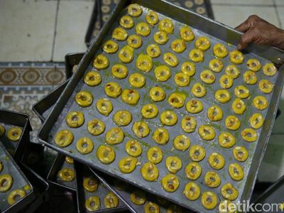 Kesibukan Produksi Kue Kering Jelang Lebaran
