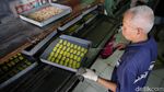 Kesibukan Produksi Kue Kering Jelang Lebaran