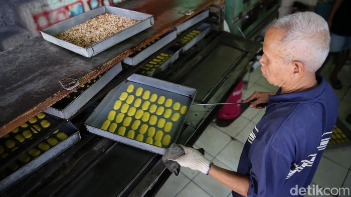 Kesibukan Produksi Kue Kering Jelang Lebaran Permintaan kue kering meningkat tajam jelang Idul Fitri. Para pekerja di rumah produksi kue kering pun sibuk mengejar pesanan pelanggan.