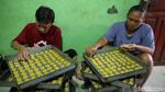Kesibukan Produksi Kue Kering Jelang Lebaran