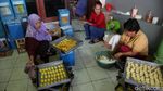 Kesibukan Produksi Kue Kering Jelang Lebaran