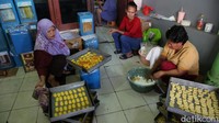 Selama Ramadan rumah produksi kue ini membuat 1000 kaleng berbagai macam kue kering. Jumlah ini menurun 20 persen dibandingkan dengan tahun sebelumnya.