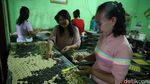 Kesibukan Produksi Kue Kering Jelang Lebaran
