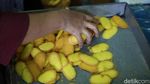Kesibukan Produksi Kue Kering Jelang Lebaran