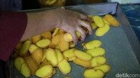 Harga kue kering ini berkisar Rp 75 ribu hingga Rp 80 ribu per kilogram.