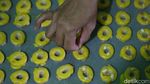 Kesibukan Produksi Kue Kering Jelang Lebaran