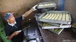 Kesibukan Produksi Kue Kering Jelang Lebaran