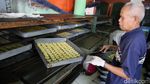Kesibukan Produksi Kue Kering Jelang Lebaran