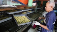Setiap harinya rumah produksi ini membuat 136 kilogram kue kering.